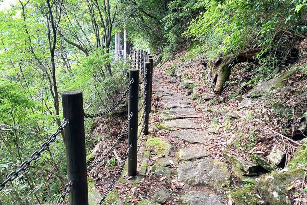 水上村吊り橋までの道のり：険しい山道