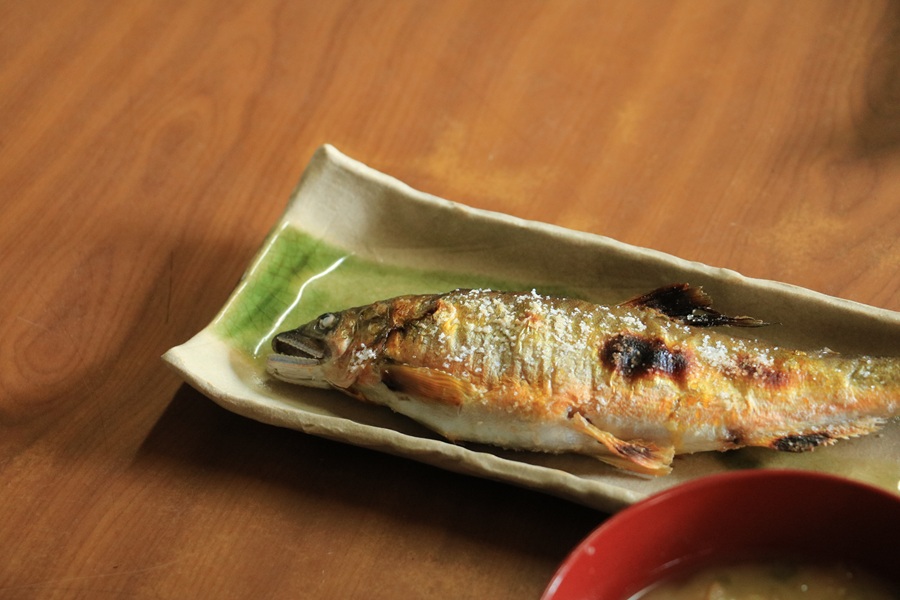香ばしく焼き上げられた新鮮な川魚